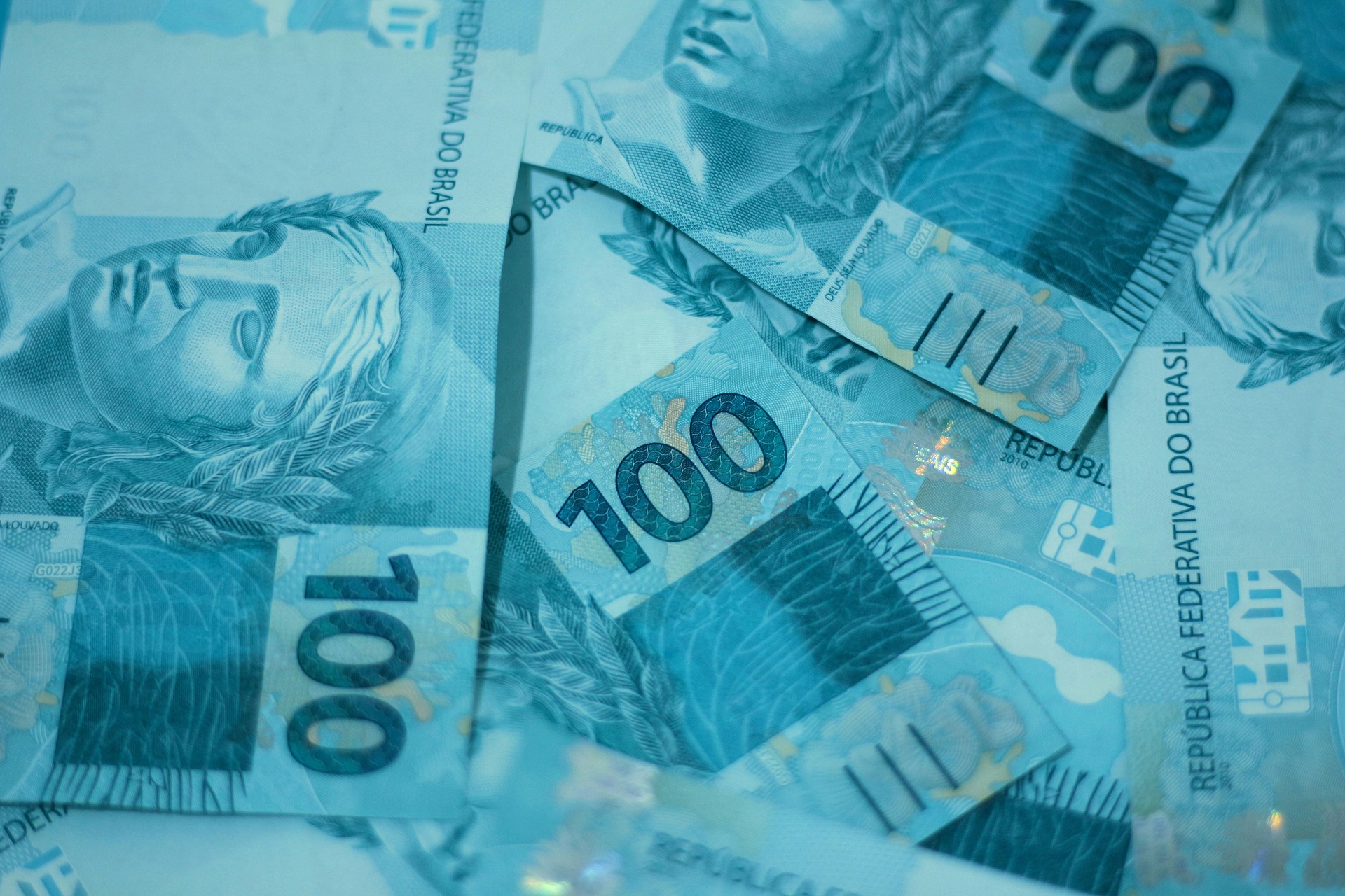Taxas dos DIs caem em dia de recuo dos rendimentos dos Treasuries e do petróleo
