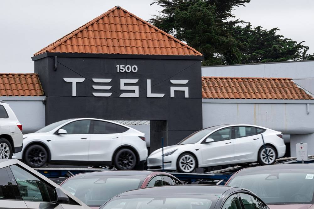 Tesla e chinesas fazem recall de mais de 4 milhões de carros por falha em portas