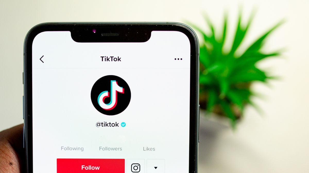 Tik Tok demite 250 e reacende polêmica da IA na moderação