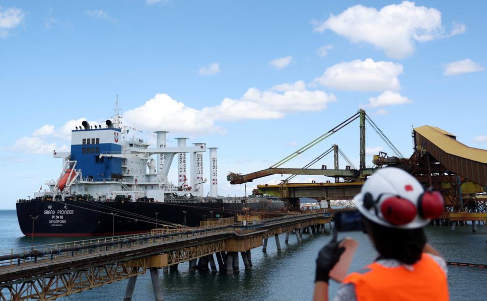 Vale sobe na B3 mesmo com minério das mínimas desde 2025: commodity vai se recuperar?