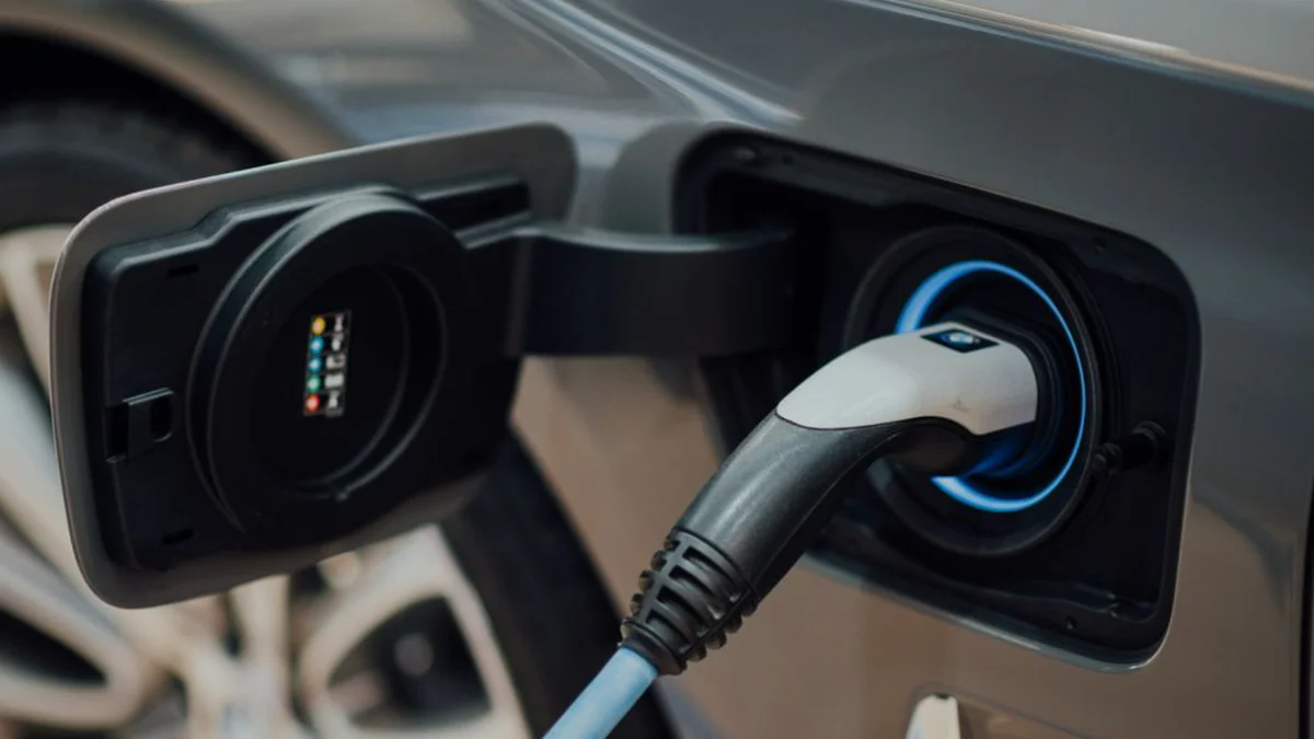 Vendas de carros elétricos e híbridos batem recorde histórico no Brasil