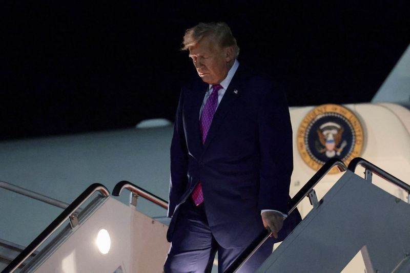 Voo secreto de Trump: veja passo a passo de troca de aviões