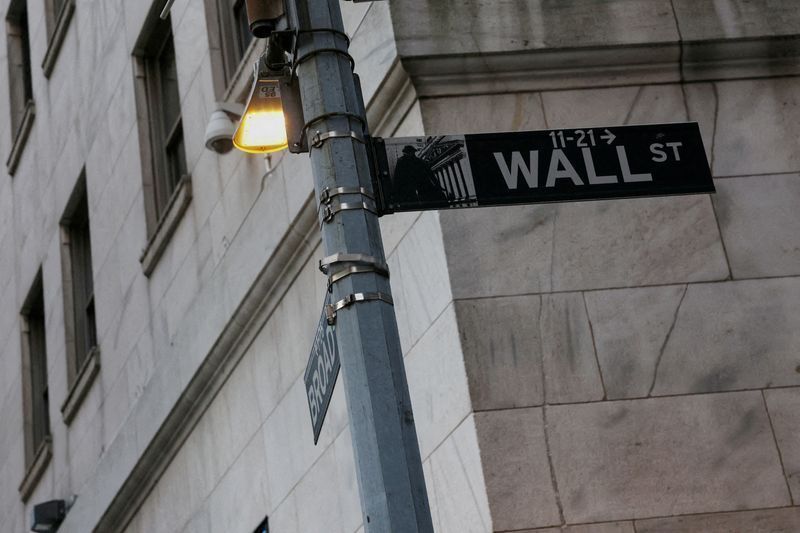 Wall Street fecha queda com perspectivas para inflação e gastos com IA